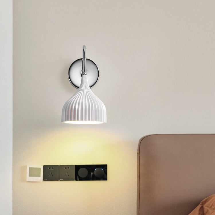 Fluted Tropfen-förmige Keramik Wandlampe mit Chrom Rückplatte