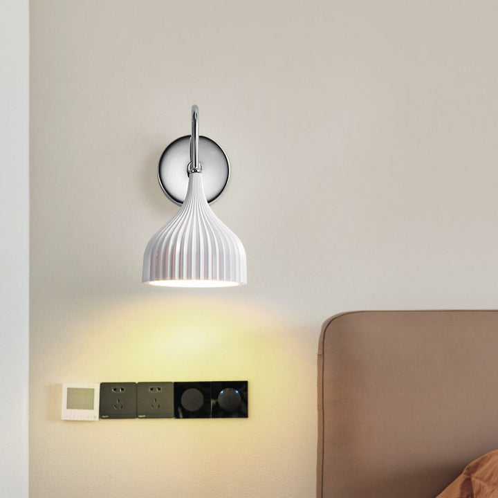 Fluted Tropfen-förmige Keramik Wandlampe mit Chrom Rückplatte