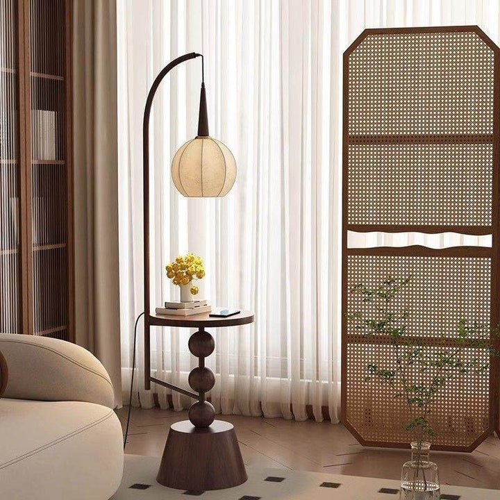 Moderne dekorative Stehlampe mit geschwungenem Design