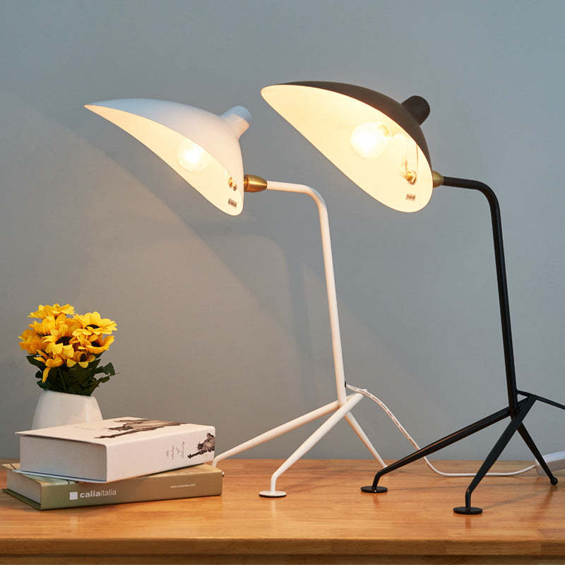 Moderne verstellbare Schreibtischlampe mit minimalistischer Gestaltung