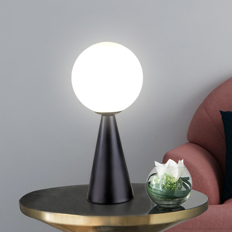 Moderne Minimalistische Tischlampe mit globularer Schirm