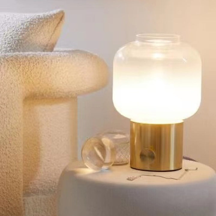 Moderne Glas Tischlampe mit Messingfuß
