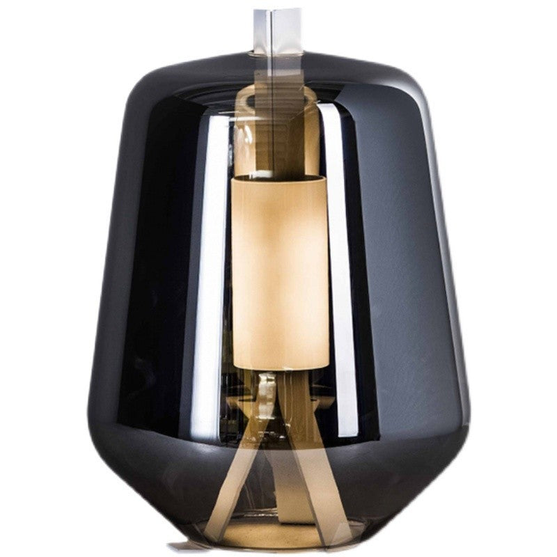 Moderne Tischlampe mit transparentem Glasschirm