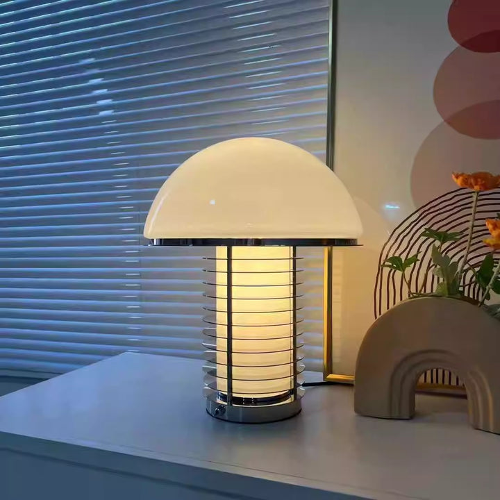 Stilvolle moderne Tischlampe mit dekorativem Metallfuß