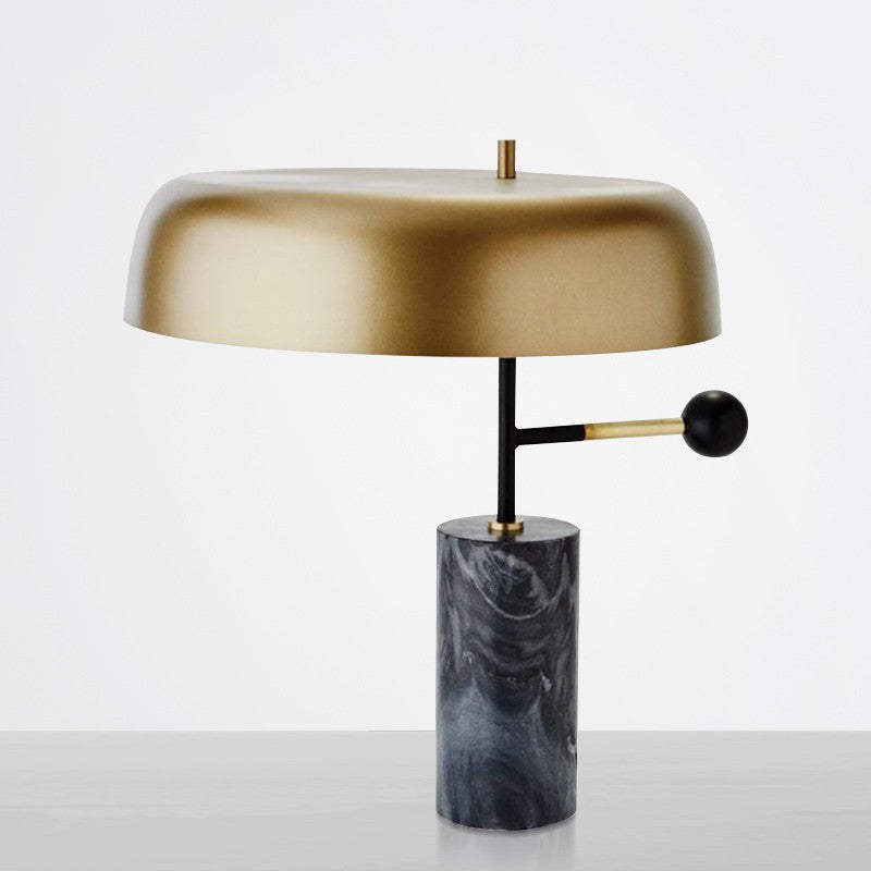 Stilvolle Tischlampe mit Marmorbasis und goldenen Akzenten