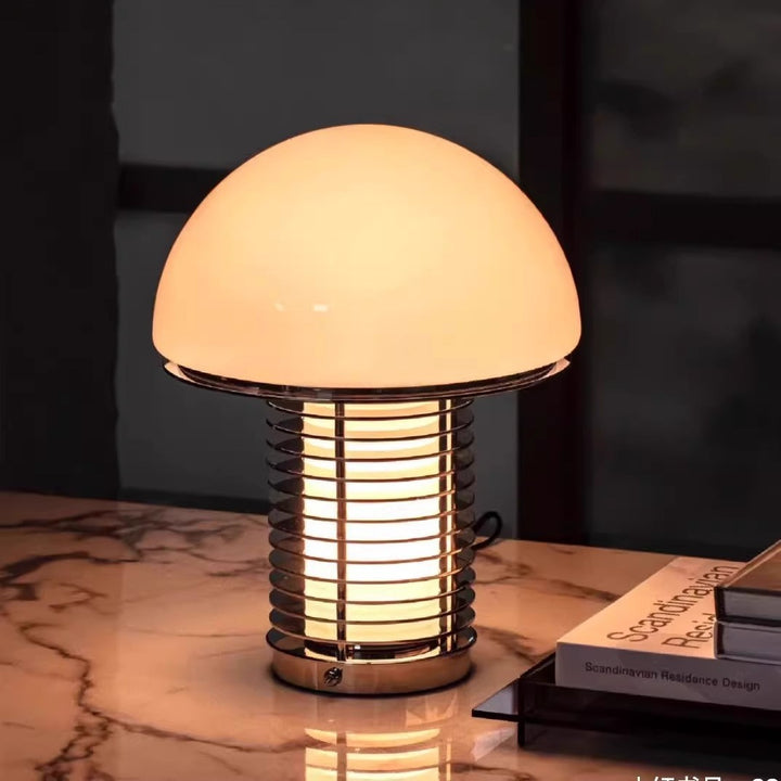 Stilvolle moderne Tischlampe mit dekorativem Metallfuß