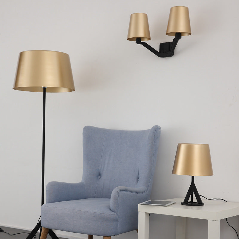 Elegante Tischlampe mit geometrischem Sockel