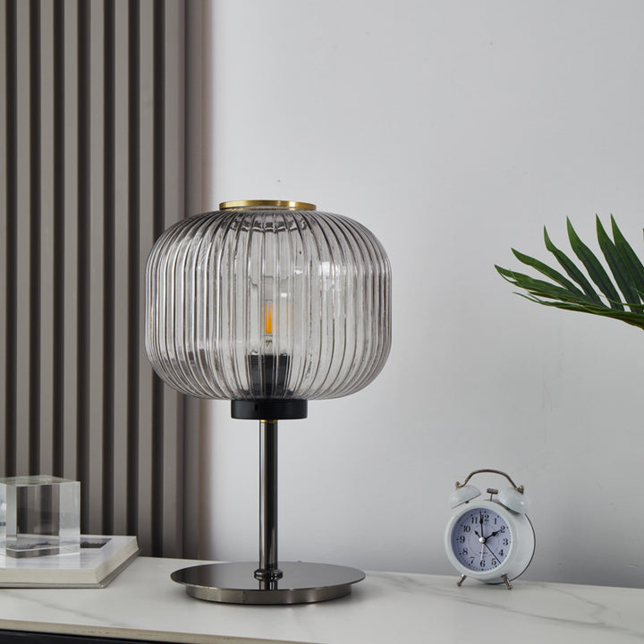 Moderne gerippte Tischlampe