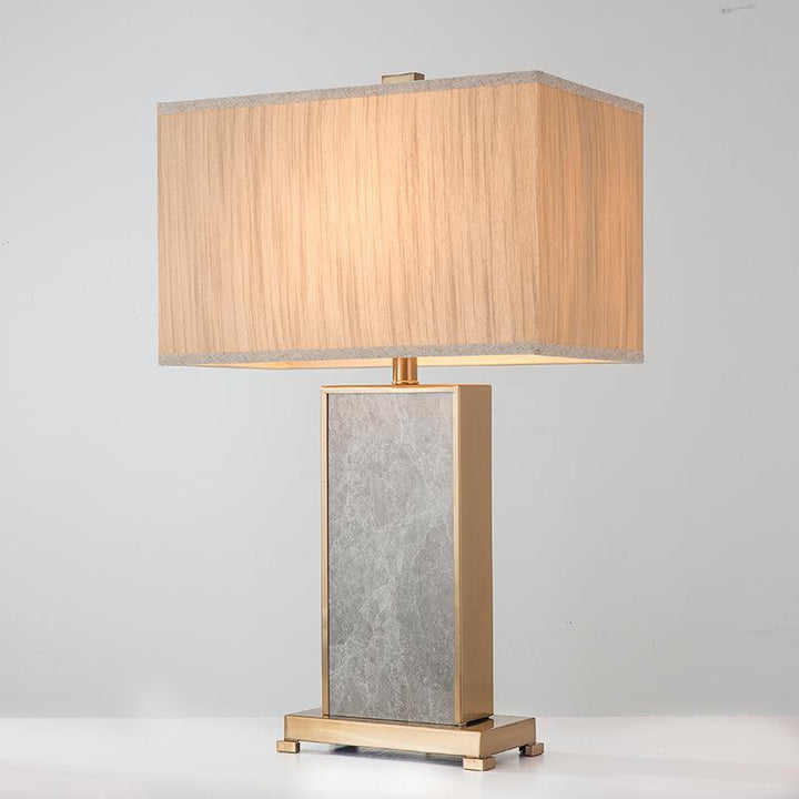 Elegante Tischlampe mit strukturiertem Stoffschirm