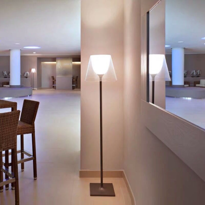 Moderne Minimalistische Stehlampe mit verstellbarem Schirm