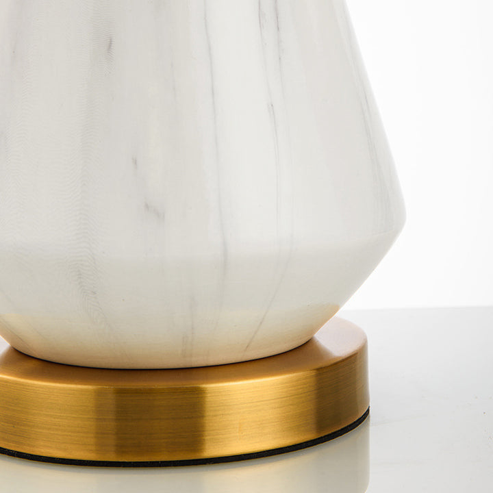 Elegante Marmorbasis Tischlampe mit goldenen Akzenten