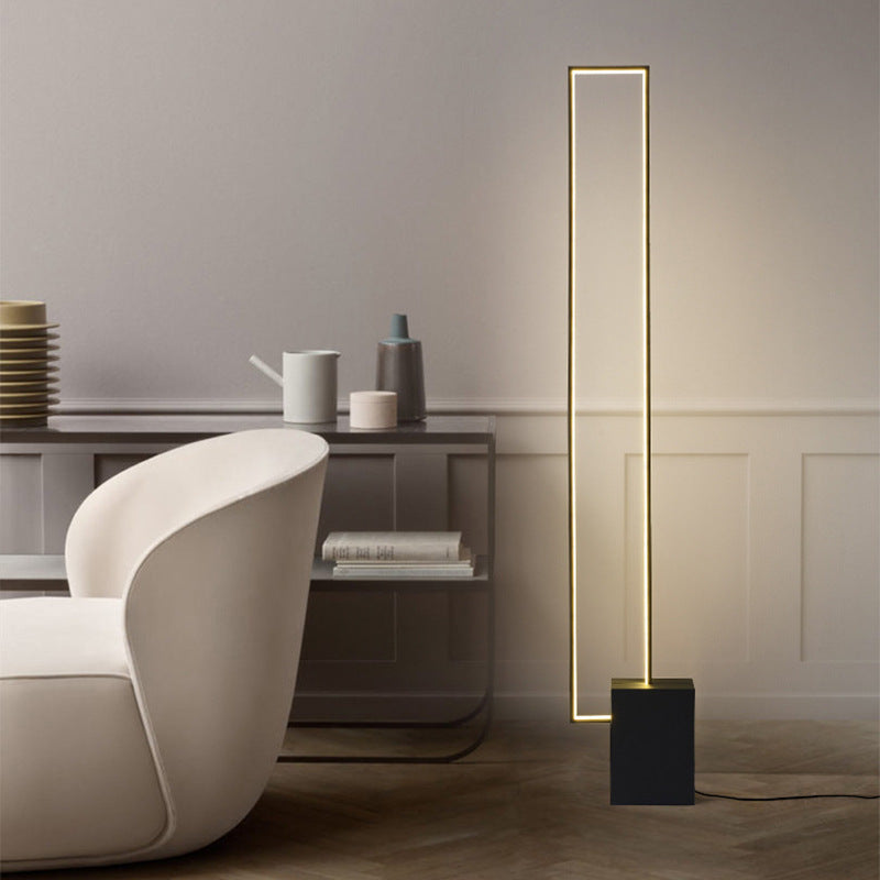 Minimalistische LED Stehlampe mit geometrischem Sockel