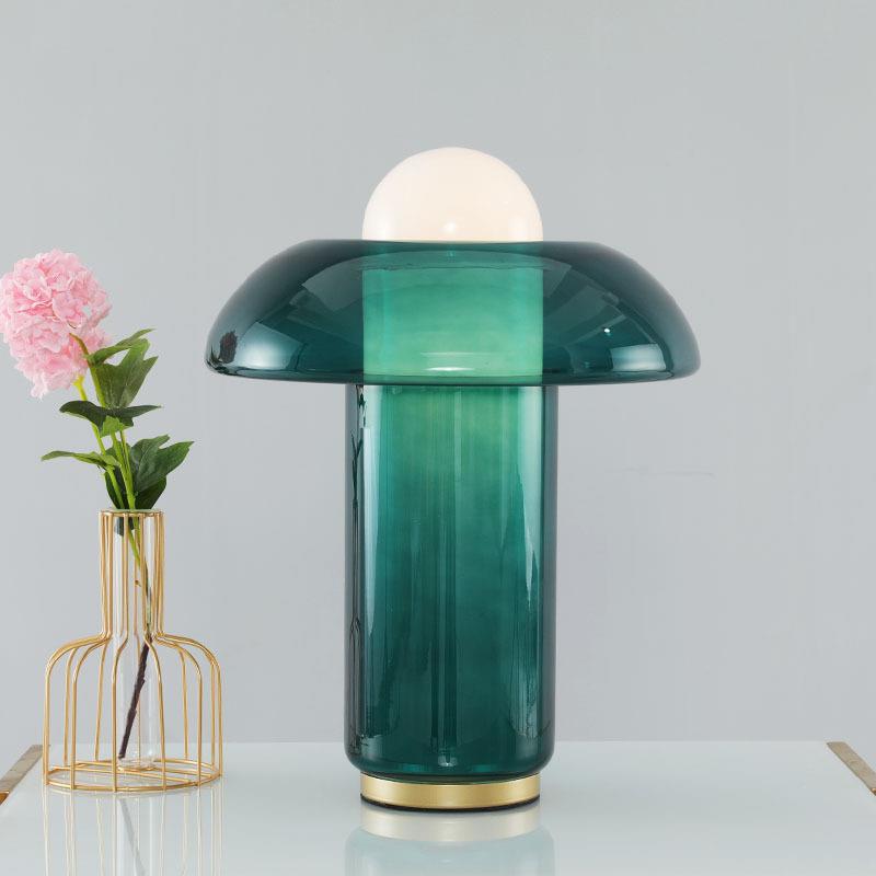 Moderne Tischlampe mit elegantem Glasschirm