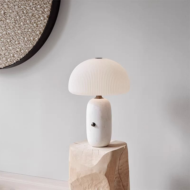 Moderne skulptierte Tischlampe mit plissiertem Schirm