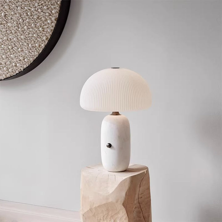 Moderne skulptierte Tischlampe mit plissiertem Schirm