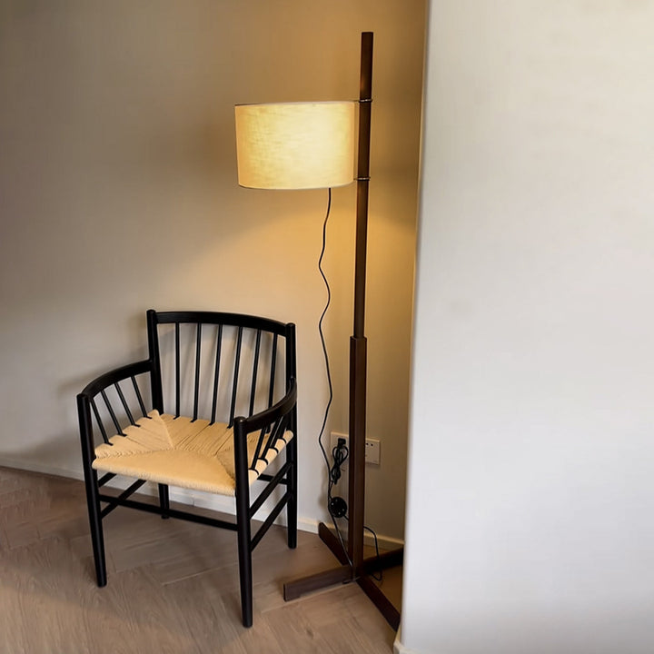 Moderne Minimalistische Stehlampe mit verstellbarem Schirm