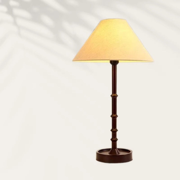 Elegante Tischlampe mit klassischem Schirmdesign