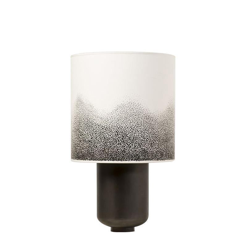 Moderne Tischlampe mit künstlerischem Schirm