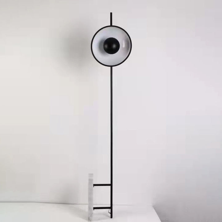 Minimalistische skulpturale Stehlampe mit Marmorbasis