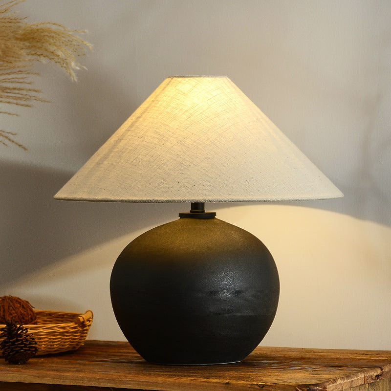 Elegante Tischlampe mit strukturiertem Keramikfuß