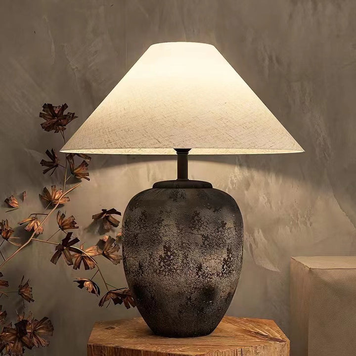 Dekorative Tischlampe mit einzigartigem Keramikfuß