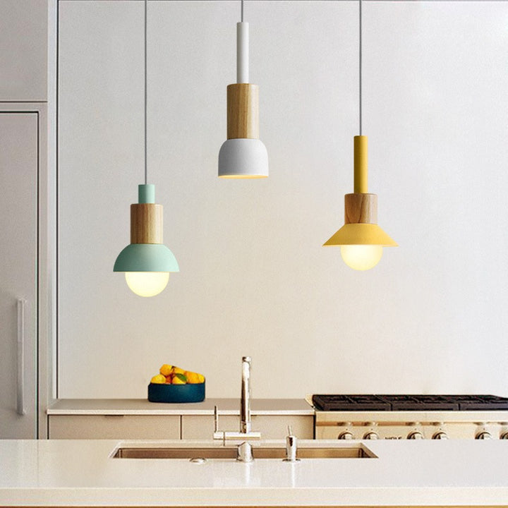 Minimalistische Holz- und Metallpendelleuchte mit kleiner Schirmdome