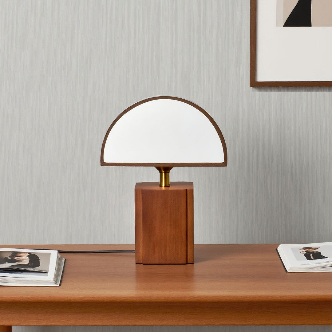 Moderne Tischlampe mit Holzfuß
