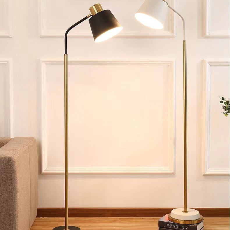 Slim Messing Torchiere Stehlampe mit geneigtem Kegelschirm und schwenkbarem Hals