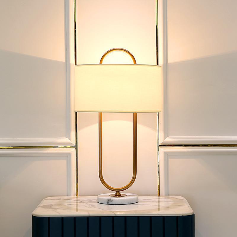 Elegante skulpturale Tischlampe mit Marmorfuß