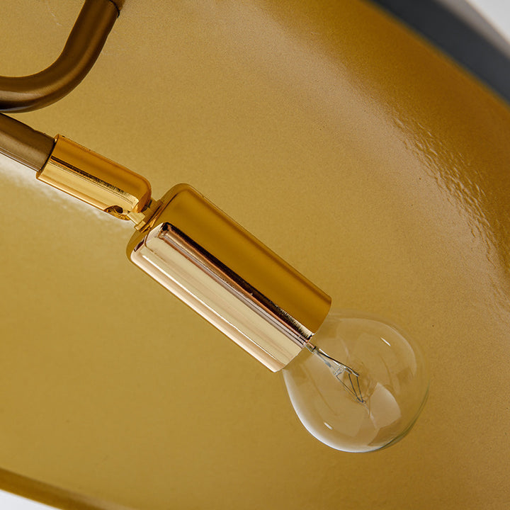 Moderne Tischlampe mit geometrischem Sockel
