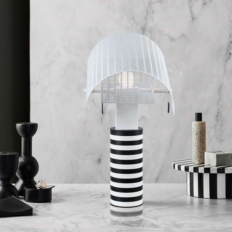 Moderne dekorative Tischlampe mit gestreiftem Sockel