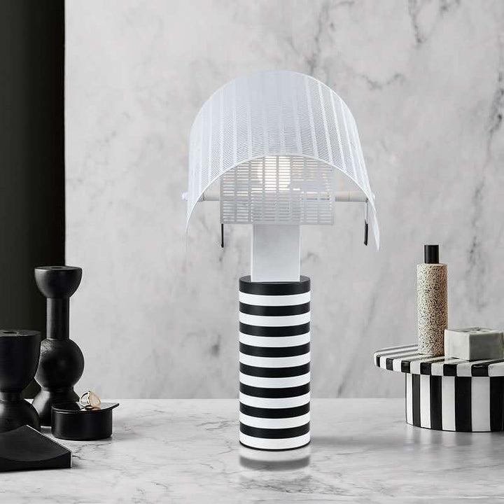 Moderne dekorative Tischlampe mit gestreiftem Sockel