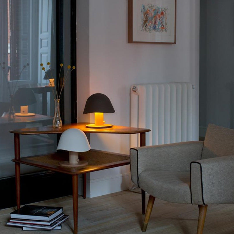 Moderne Tischlampe mit einzigartigem Schirmdesign