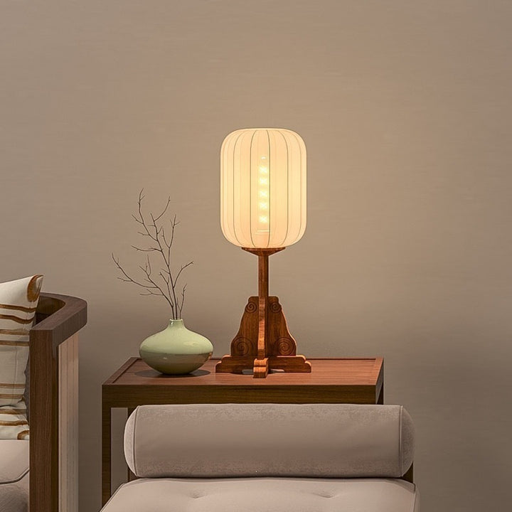 Dekorative Tischlampe mit modernem Holzfuß
