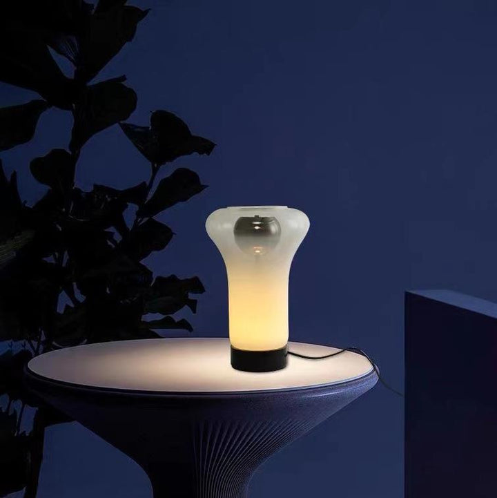 Elegante Tischlampe aus Glas mit einzigartigem Design