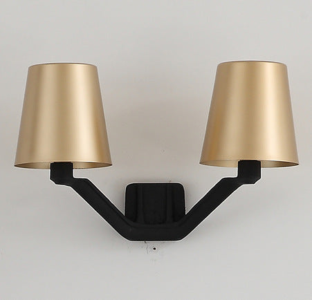 Elegante Tischlampe mit geometrischem Sockel