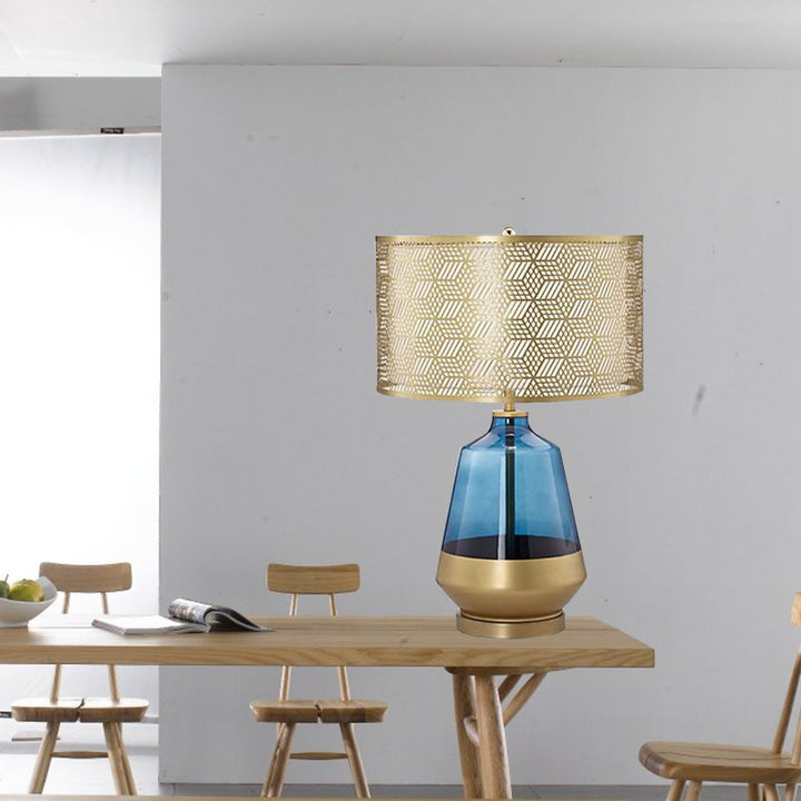 Dekorative Tischlampe mit geometrischem Schirm