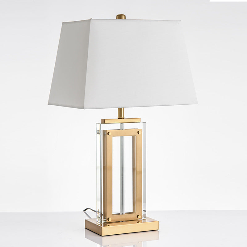 Elegante Tischlampe mit geometrischem Design