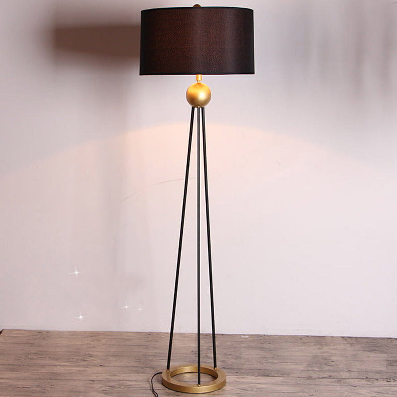 Zeitgenössische Dreibeinstehlampe mit elegantem Schirm