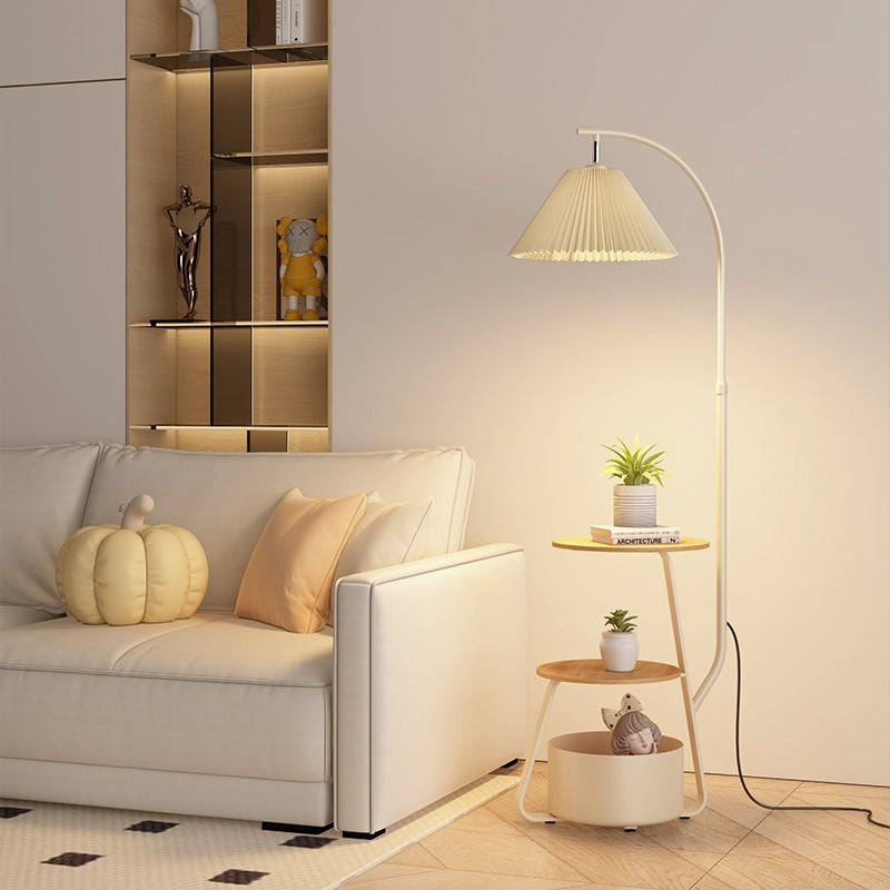 Moderne verstellbare Stehlampe mit integriertem Tisch