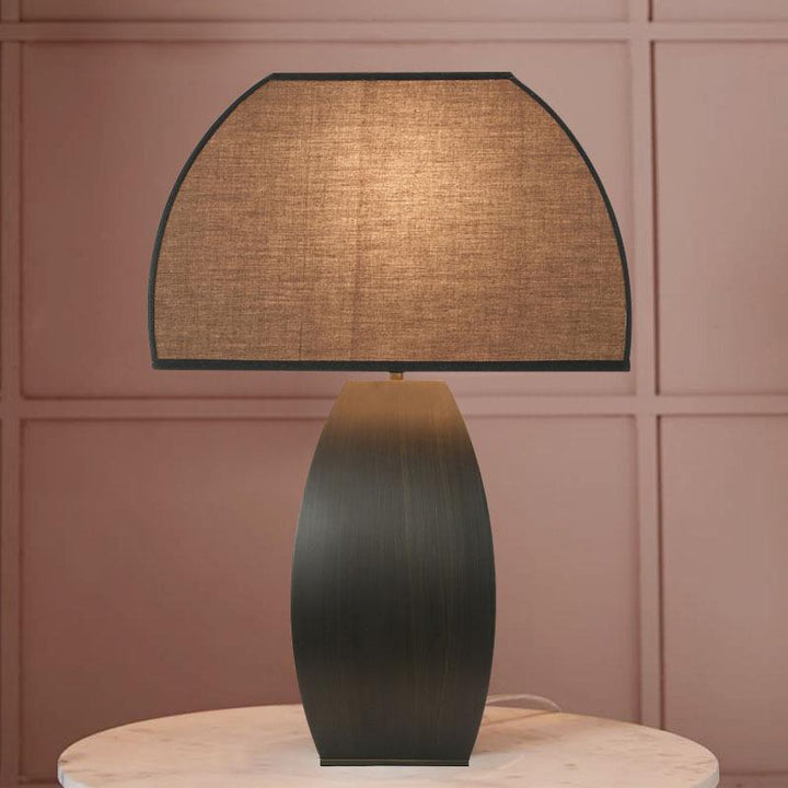 Dekorative Tischlampe mit texturiertem Schirm