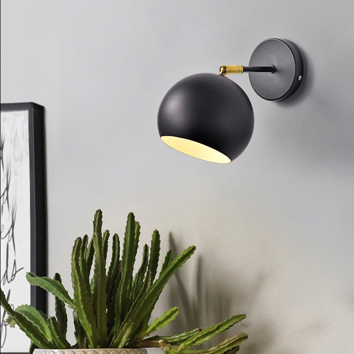 Verstellbare matte Metall-Globus-Wandlampe mit Messing-Pivotarm