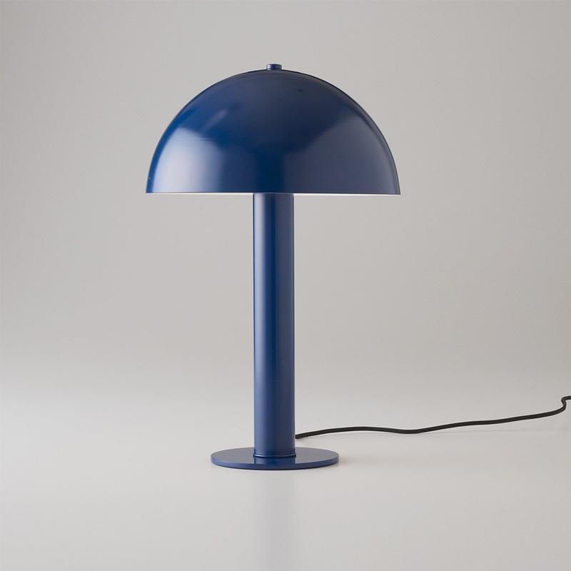 Moderne Tischlampe mit elegantem Globenschirm