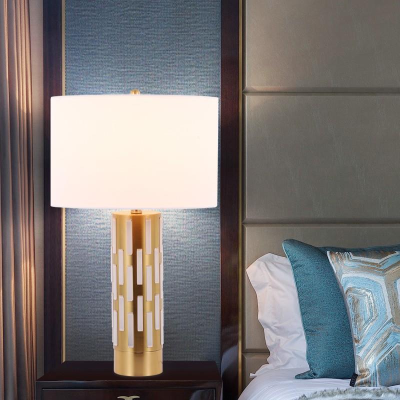 Elegante dekorative Tischlampe mit geometrischem Sockel