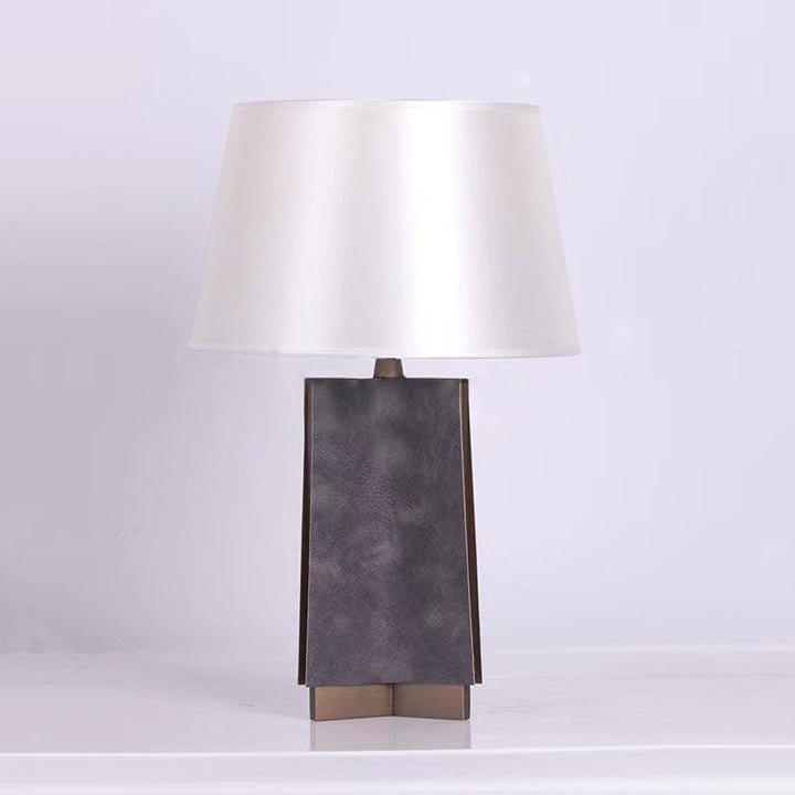 Elegante geometrische Tischlampe