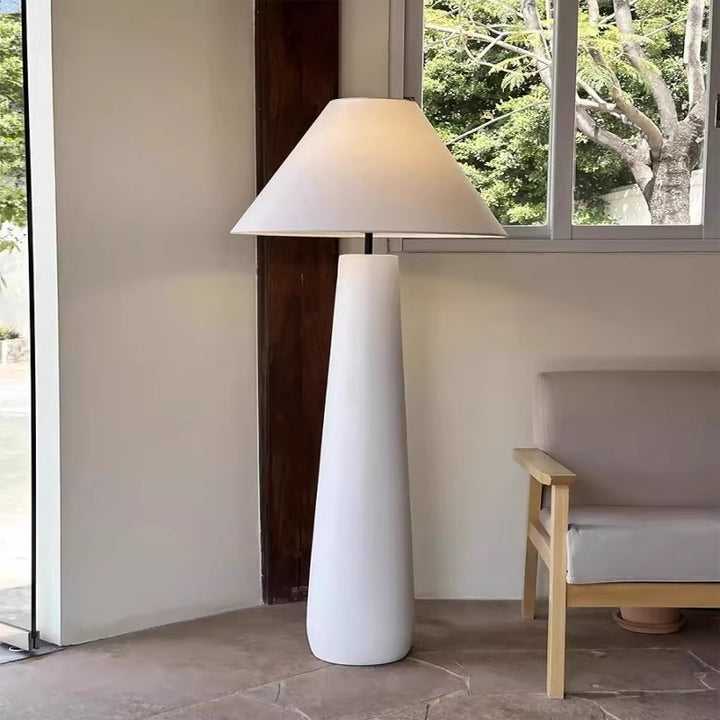 Elegante skulpturale Stehlampe