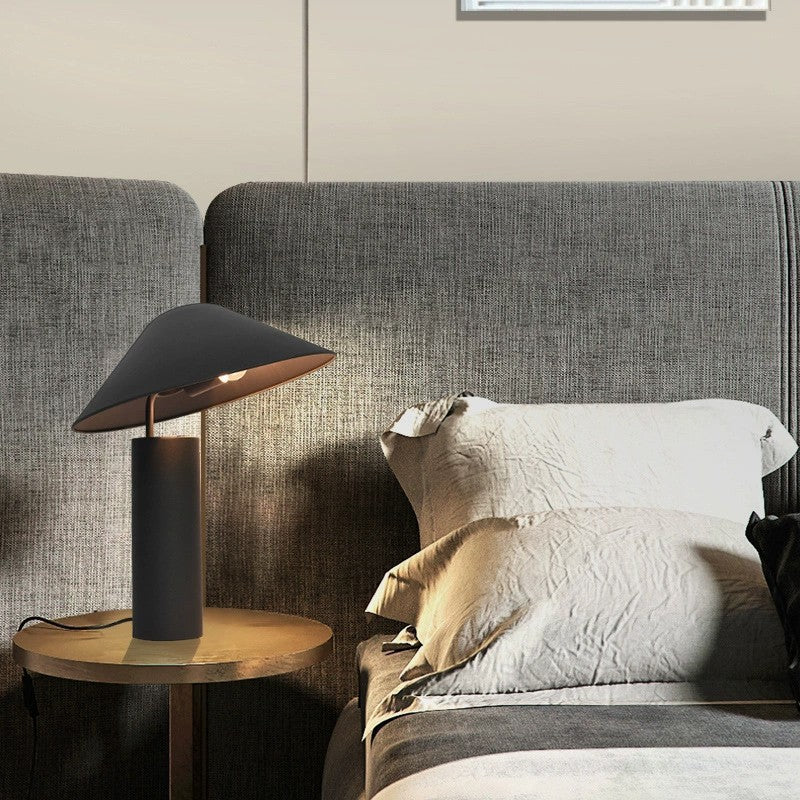 Moderne Minimalistische Tischlampe mit einzigartigem Schirmdesign