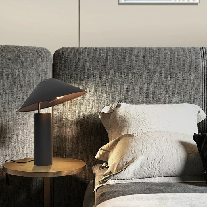 Moderne Minimalistische Tischlampe mit einzigartigem Schirmdesign