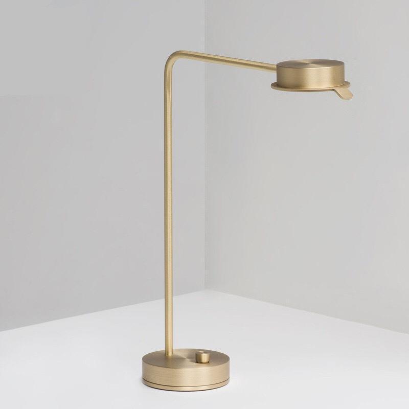Moderne Stehlampe mit Touch-Steuerung