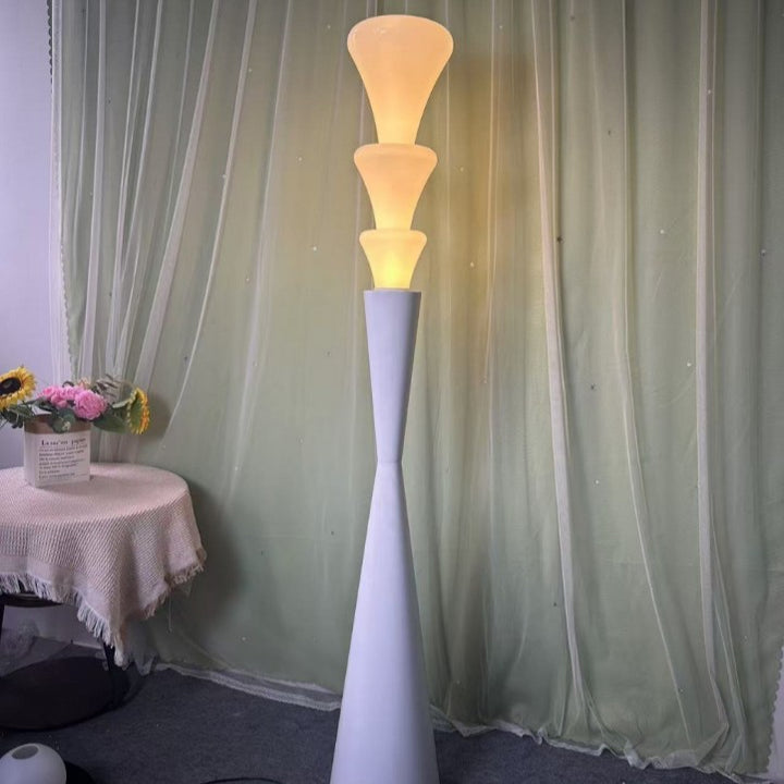 Moderne skulpturale Stehlampe mit Kegel-Design